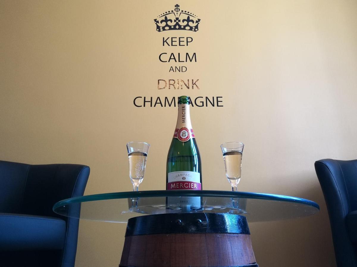 Groom Epernay - Jacuzzi & Champagne Экстерьер фото